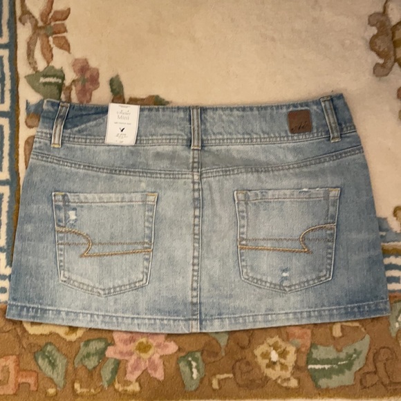 NWT American Eagle Denim Mini Skirt. Size 10 - Picture 2 of 6